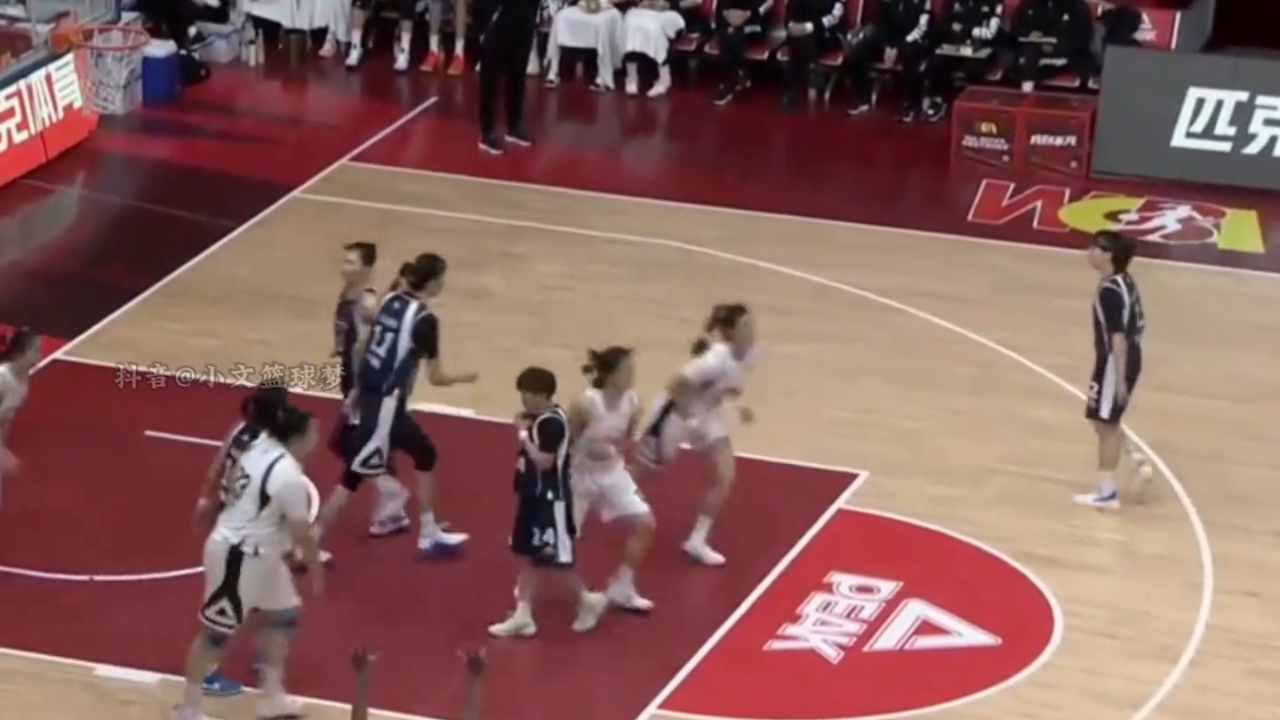 篮球赛事热度一触即发，精彩纷呈势必引爆全场！(足球跑动中传接球教案)